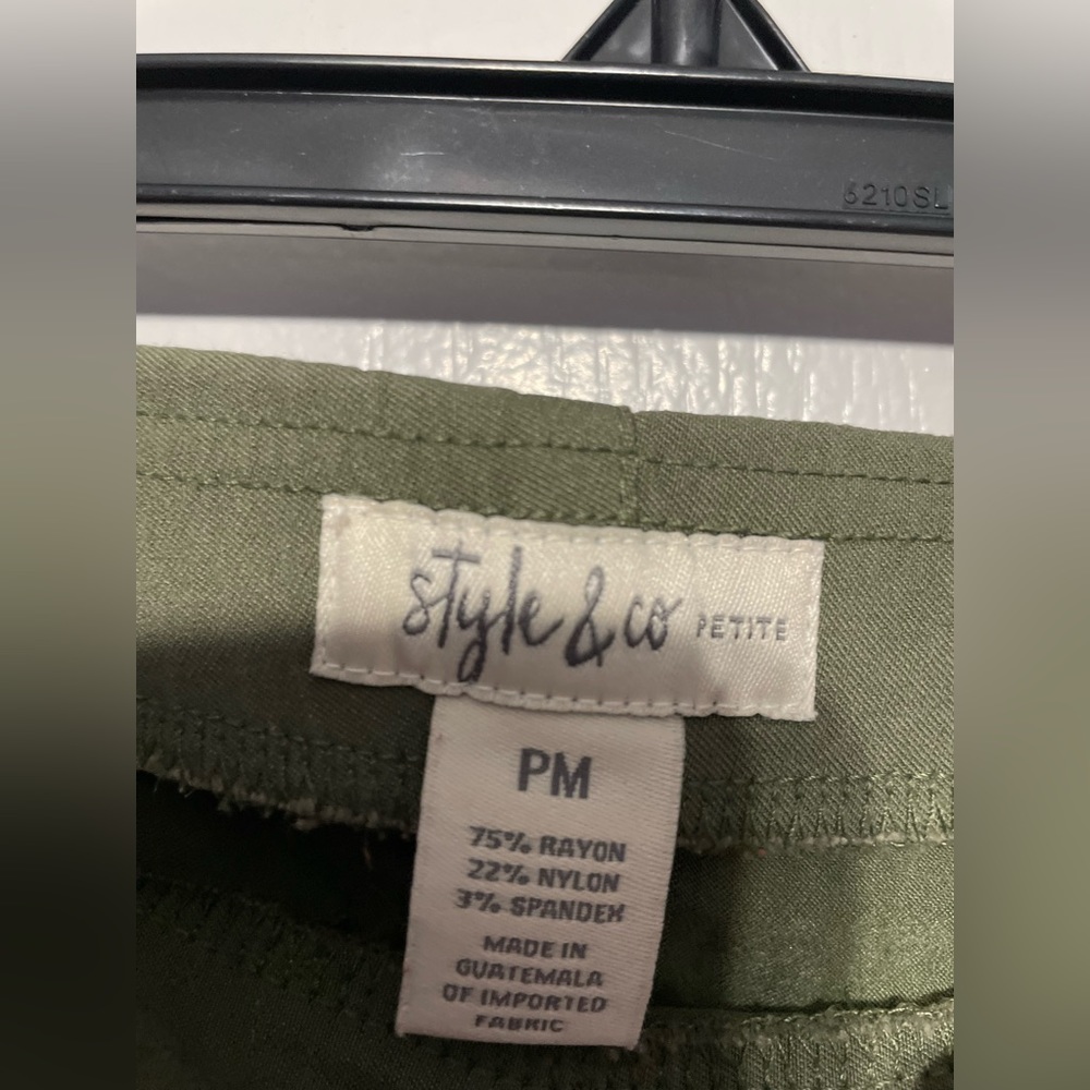 Style&Co Petite Medium green capri pants - Picture 3 of 3
